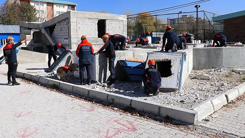 Van'da AFAD görevlileri, kendileri gibi ekipler yetiştiriyor