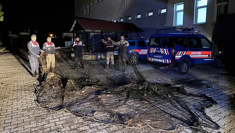 Van'da kaçak avlanan 1 ton inci kefali suya geri bırakıldı