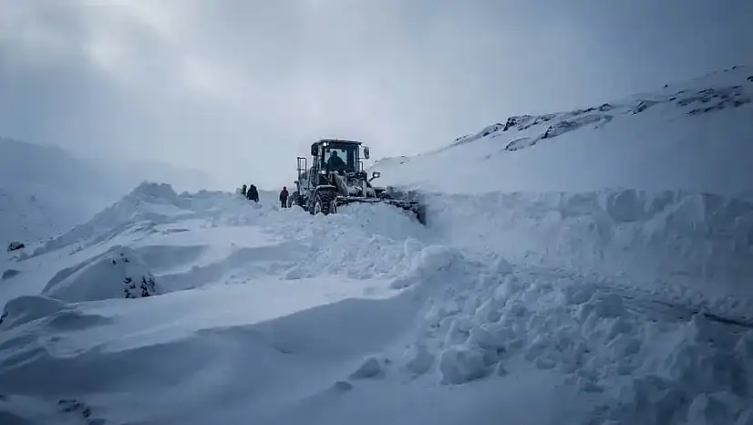 Van'da kar yağışı nedeniyle 141 yol kapandı!