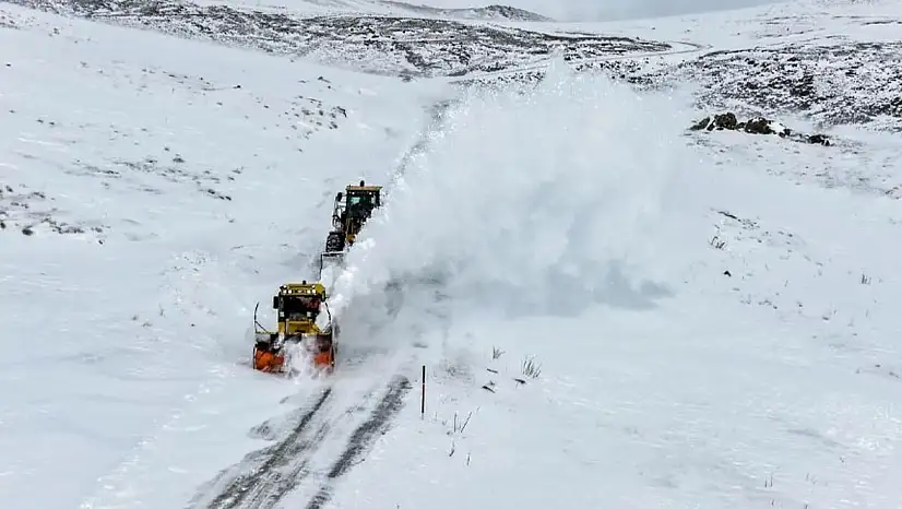 Van'da kar yağışı yolları yeniden kapattı
