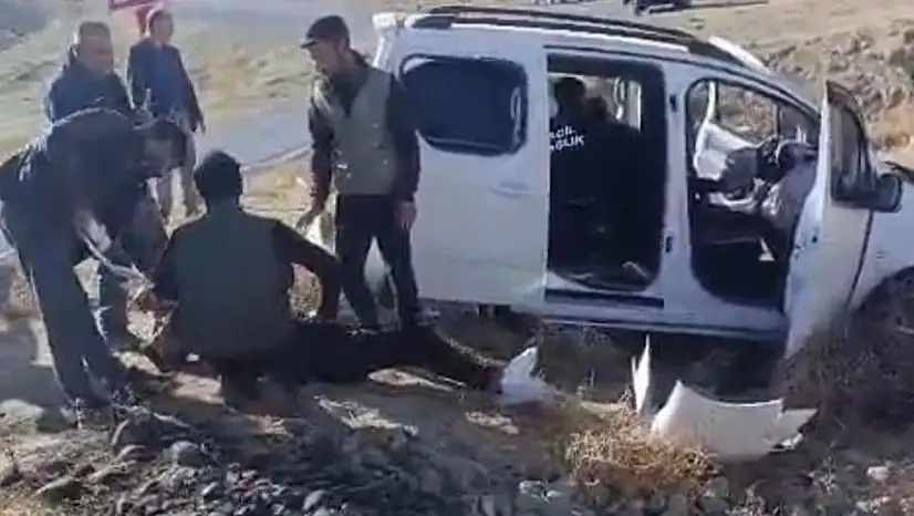 Van'da kontrolden çıkan araç şarampole yuvarlandı