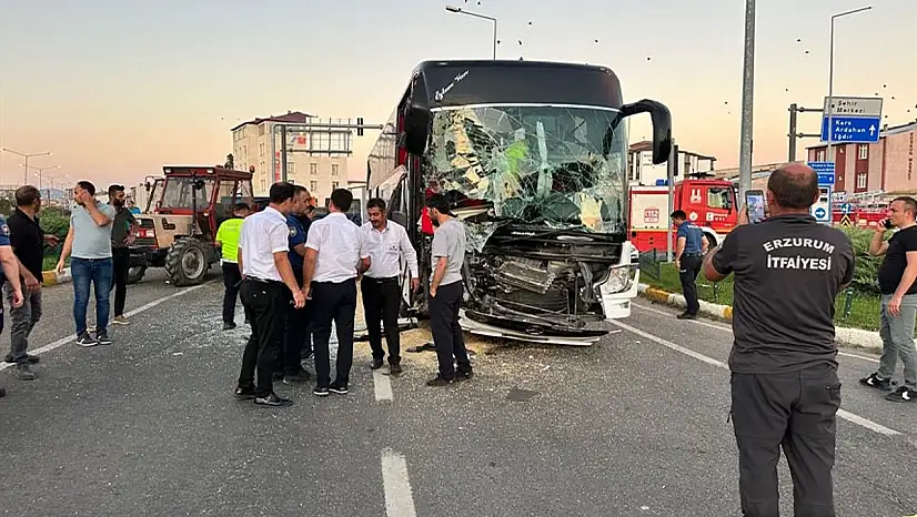 Van'da otobüs ile traktör çarpıştı: 10 yaralı