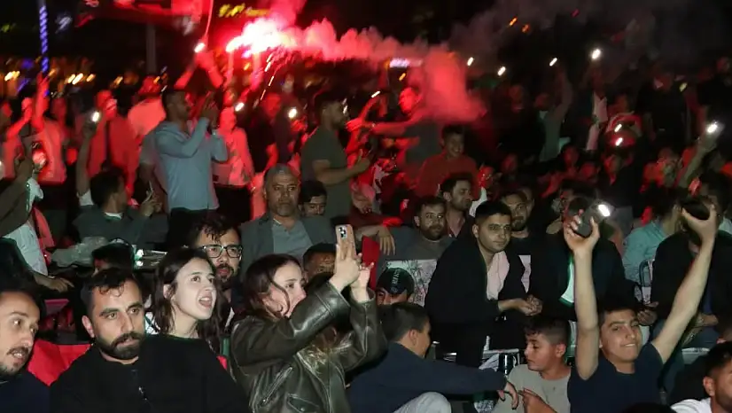 Van'da şampiyonluk sevinci geceyi gündüze çevirdi