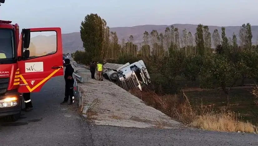 Van'da tır şarampole yuvarlandı!