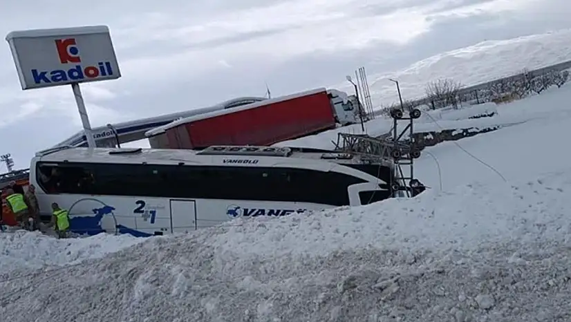 Van'da yoldan çıkan otobüsteki 11 yolcu yaralandı