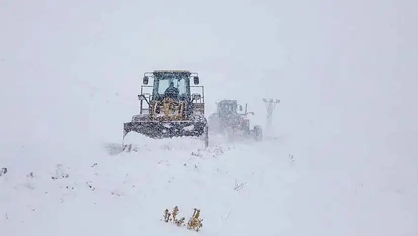 Van'da yüzlerce yerleşim yeri yolu kapandı