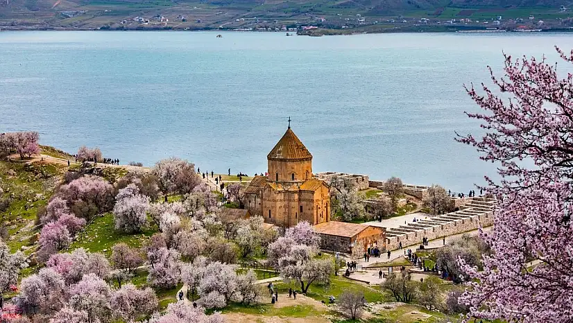 Van'ın incisi Akdamar Adası beyaz örtüyle büyülüyor