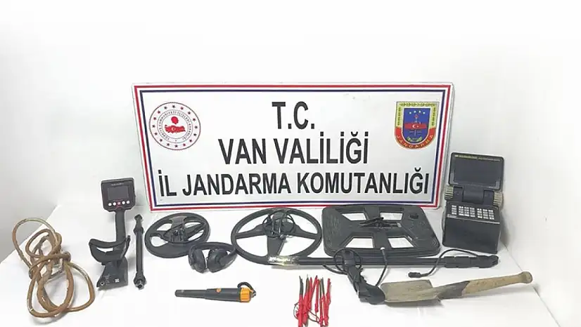 Van jandarmasından kaçak kazıya darbe: 3 kişi detektörlerle yakalandı