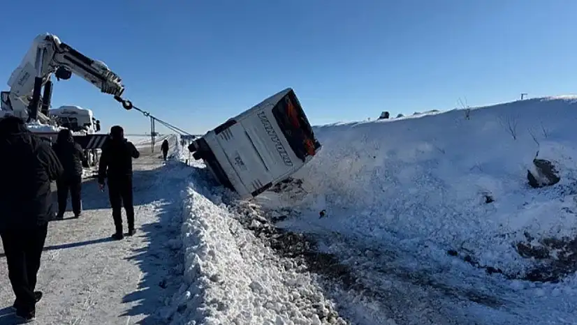 Van yolcu otobüsü devrildi: 6 yaralı
