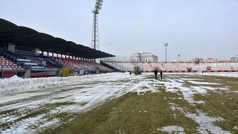 Vanspor maçı öncesi stadyum zemini kamyonlarla ezildi: Büyük tepki