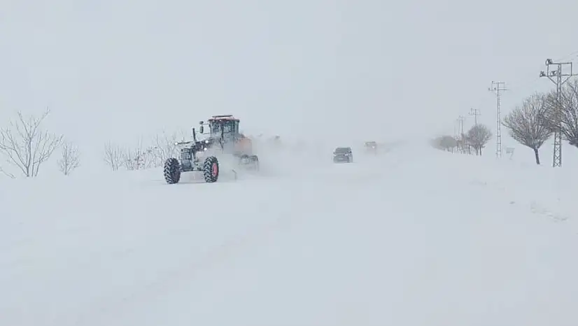 Yoğun kar yağışı sonrası Kurubaş Geçidi trafiğe açıldı