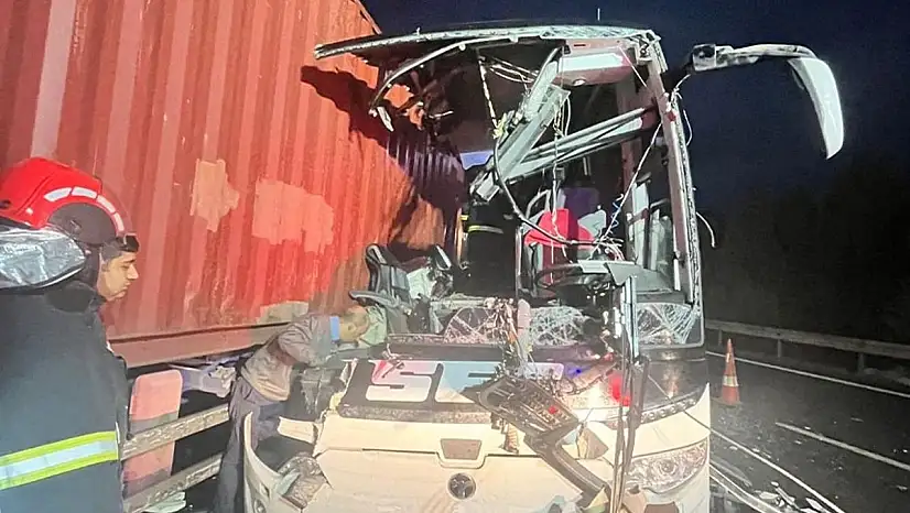 Yolcu otobüsü tıra çarptı! Çok sayıda ölü ve yaralı var