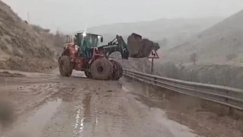 Yüksekova-Van kara yolunda heyelan meydana geldi