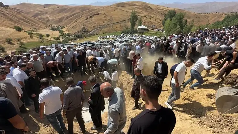 Yüksekova-Van yolunda hayatını kaybeden 5 kişi defnedildi