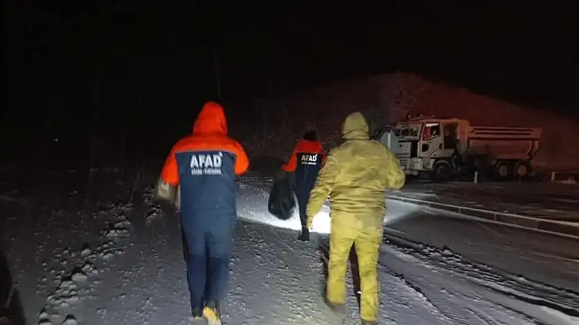 Ağrı-Van yolunda onlarca araç mahsur kaldı