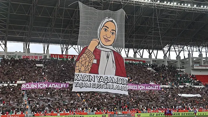 Amed Sportif'ten Rojin Kabaiş pankartı