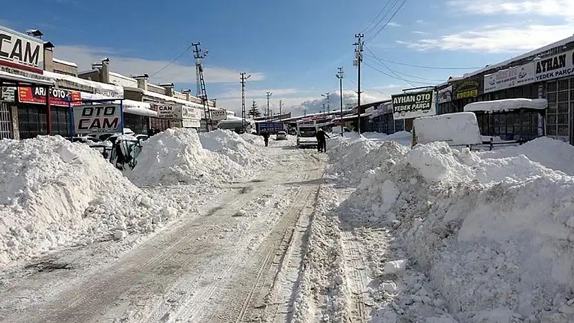 Erciş'te çalışmaya kar engeli: Sanayi esnafı 3 gün sonra dükkan açtı
