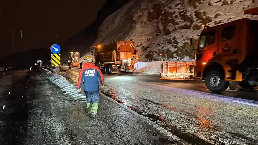 Gevaş'ta çığ düştü!