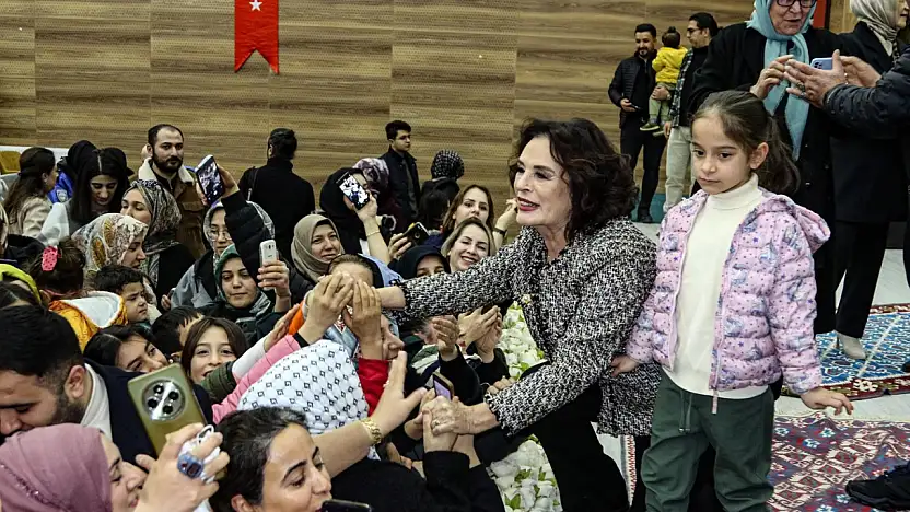 Hülya Koçyiğit'ten Vanlılara 'aile' mesajı