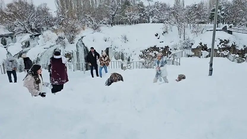 Kışın en güzel durağı: Muradiye şelalesi ziyaretçilerini ağırlıyor