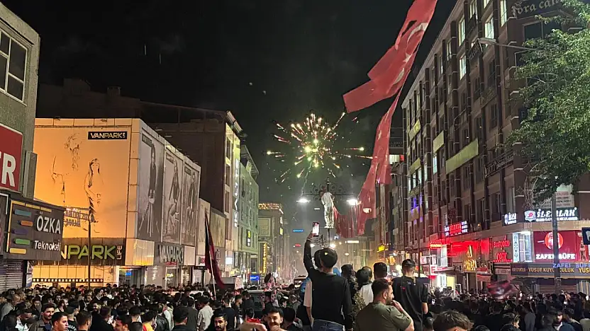 Tatil edilen maçın ardından Van'da sevinç gösterileri başladı