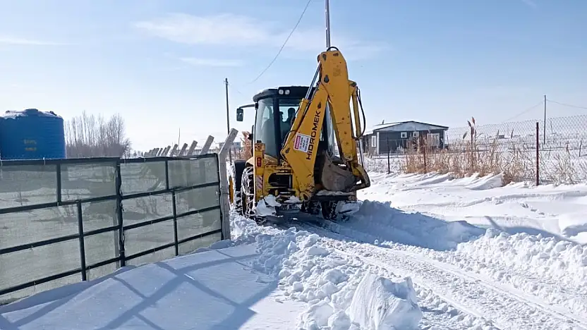 Tuşba Belediyesi'nin kar küreme çalışmaları takdir topladı