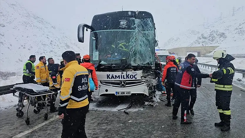 Van'a gelen yolcu otobüsü tıra çarptı: 3 yaralı