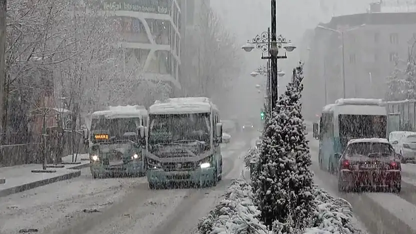 Van beyaza büründü! Kar yağışı devam edecek mi?