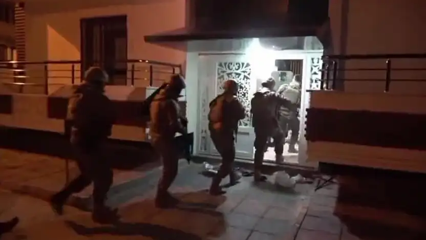 Van'da dev operasyon: Çok sayıda silah ele geçirildi