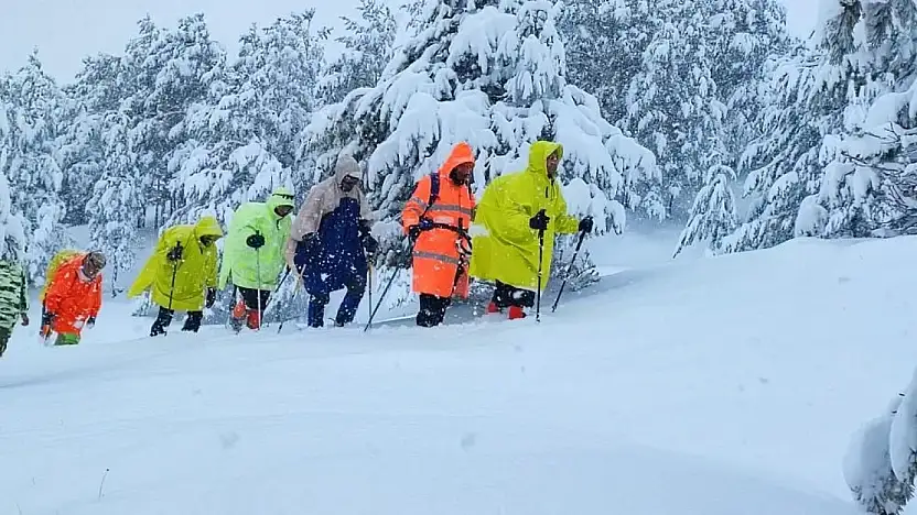 Van'da kar engeli doğaseverleri şaşırtmadı: Doğaseverler rotayı Toprakkale'deki ormana çevirdi