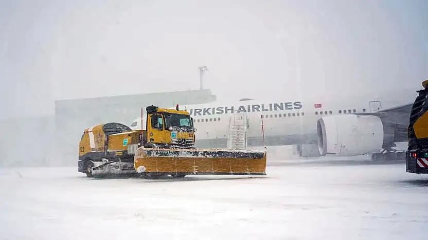 Van'da kar yağışı uçuşları etkiledi