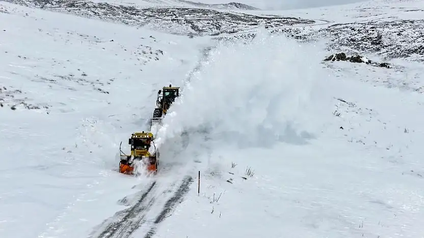 Van'da kar yağışı yolları yeniden kapattı
