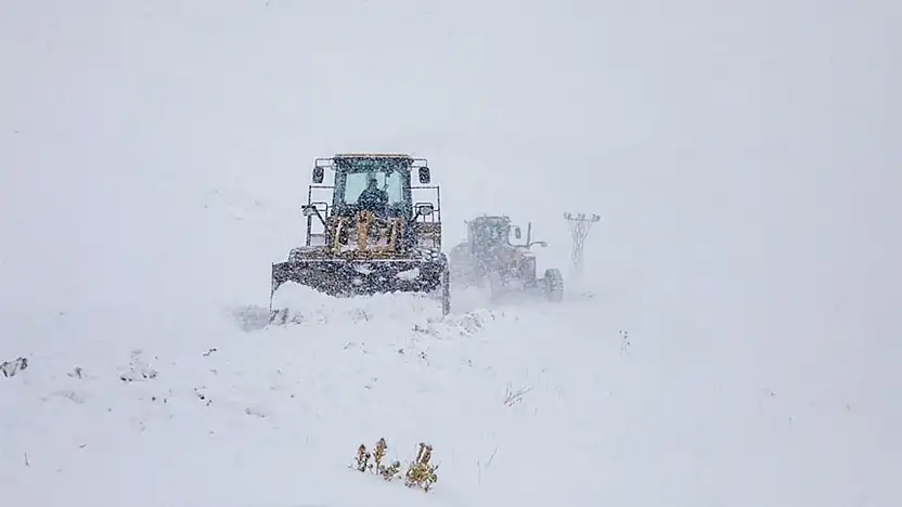 Van'da karla mücadele sürüyor: 625 olan kapalı yol sayısı 217'ye indi