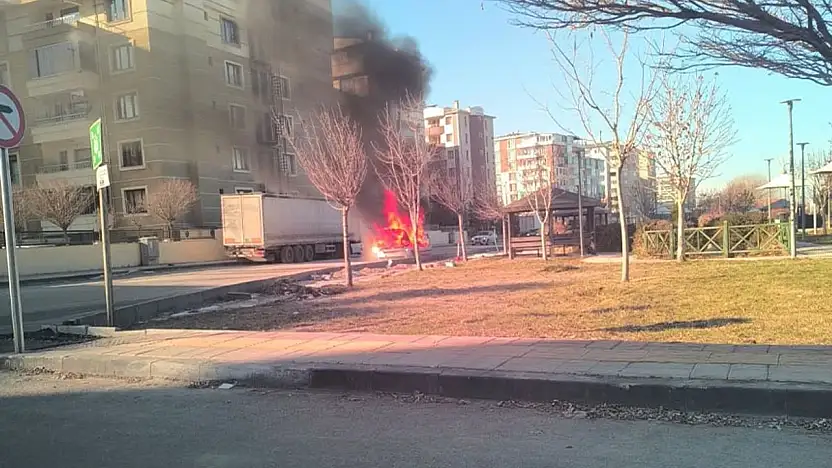 Van'da otomobil yangını korkuttu