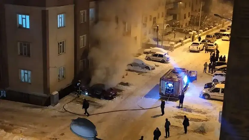 Van'da park halindeki otomobil alevlere teslim oldu: İnceleme başlatıldı