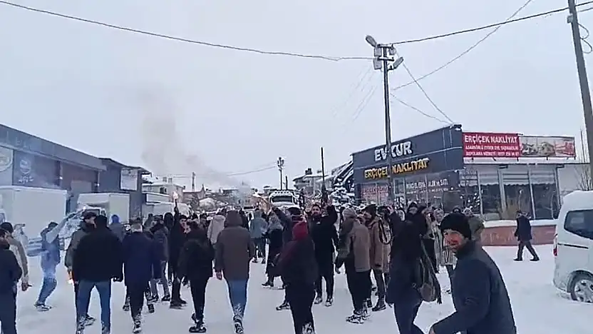 Van'da rojava yürüyüşüne polis müdahalesi: Kent merkezinde gerginlik