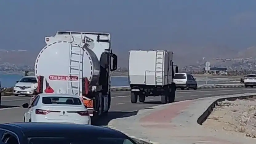 Van'da sahil yolu çökme tehlikesiyle karşı karşıya