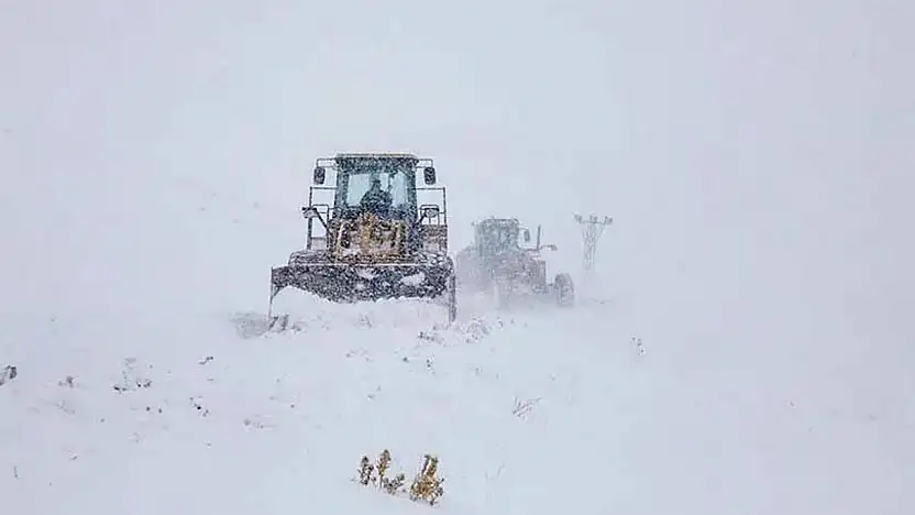 Van'da yüzlerce yerleşim yeri yolu kapandı