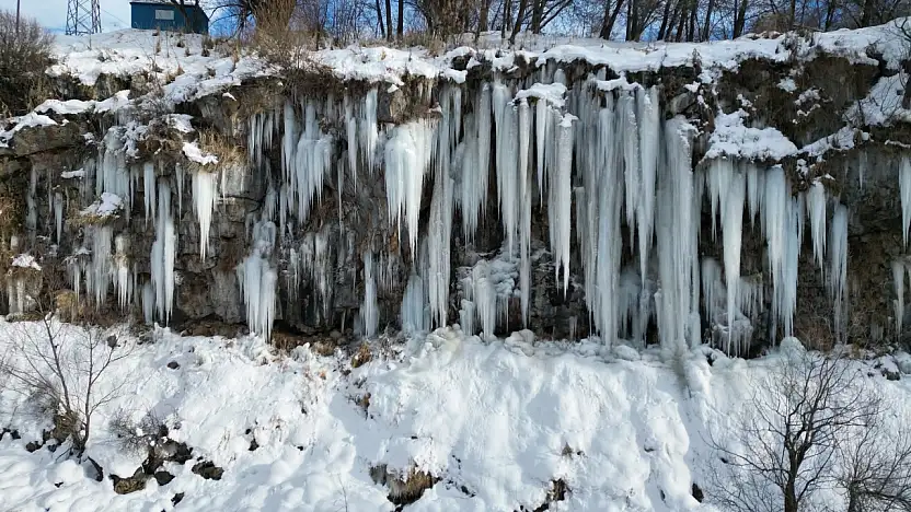 Van'daki kanyonda metrelerce buz sarkıtları görsel şölen sunuyor