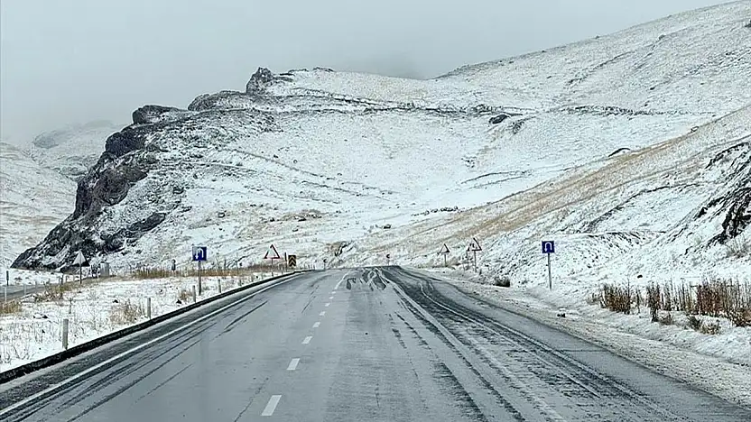 Van'ın ilçelerindeki yüksek kesimlere kar yağdı