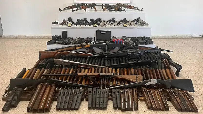 Van jandarmadan şafak operasyonu: Silah deposu ortaya çıkarıldı