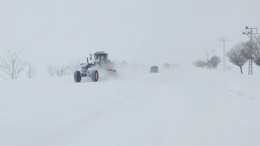 Yoğun kar yağışı sonrası Kurubaş Geçidi trafiğe açıldı