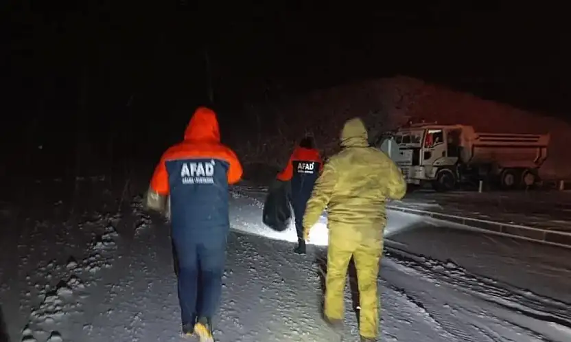 Ağrı-Van yolunda onlarca araç mahsur kaldı