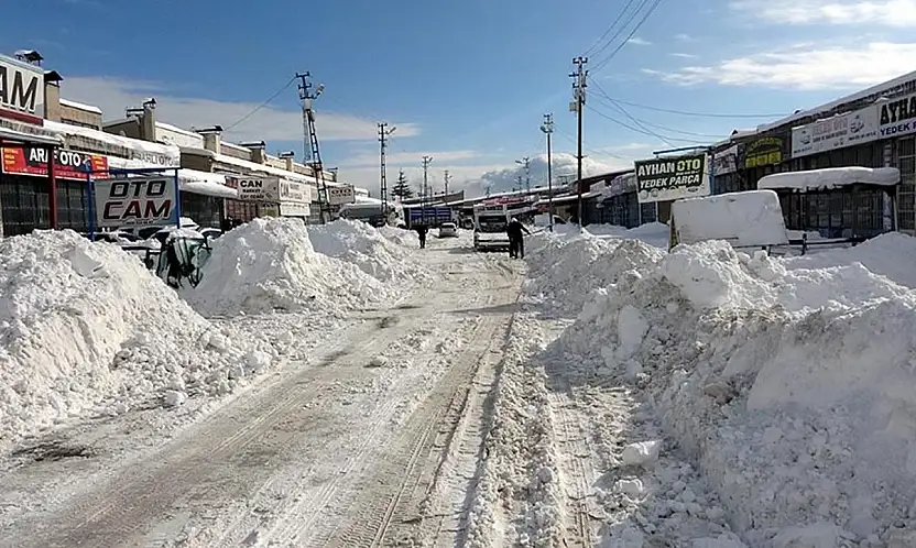 Erciş'te çalışmaya kar engeli: Sanayi esnafı 3 gün sonra dükkan açtı