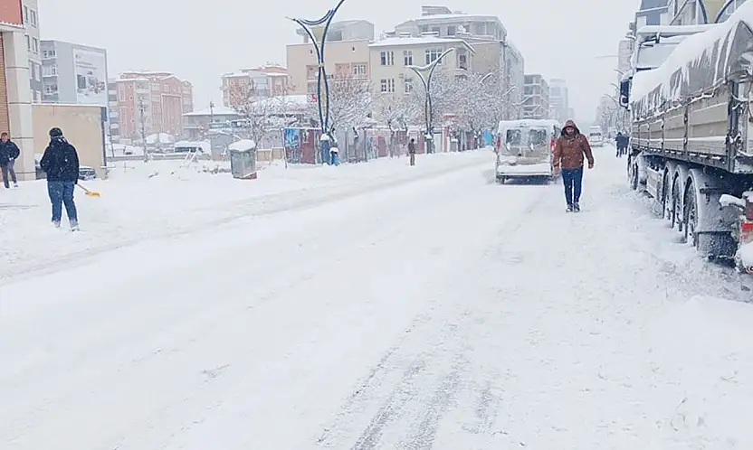 Kar Van'ı esir aldı: Yollar kapandı, ulaşım felç oldu