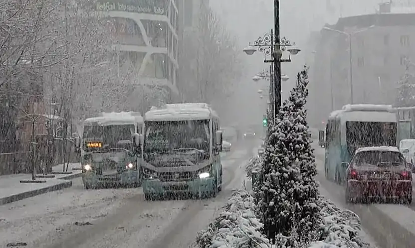 Van beyaza büründü! Kar yağışı devam edecek mi?