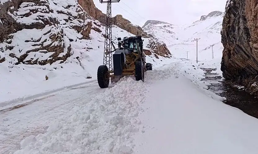 Van'da 102 yerleşim yerinin yolu ulaşıma kapandı