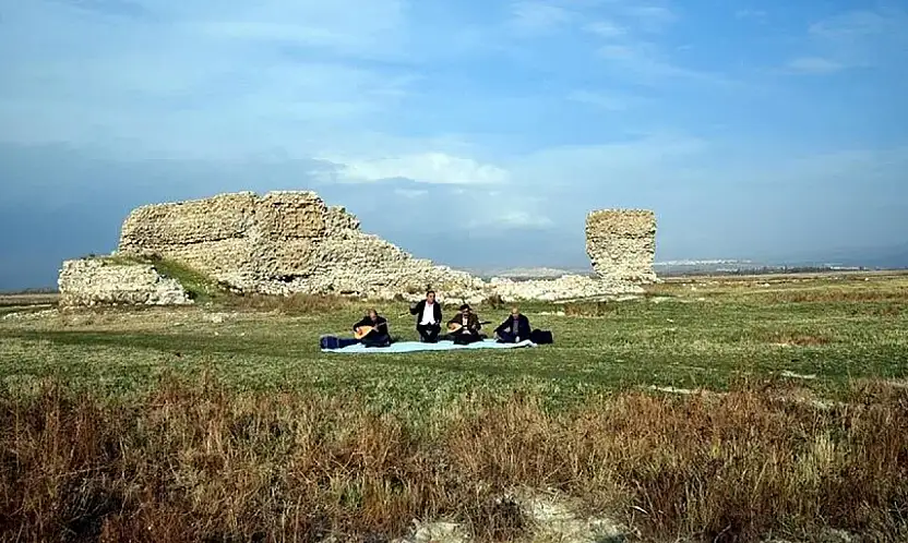 Van'da 40 yıl önce yüzdükleri alanda, saz çalıp türkü söylediler
