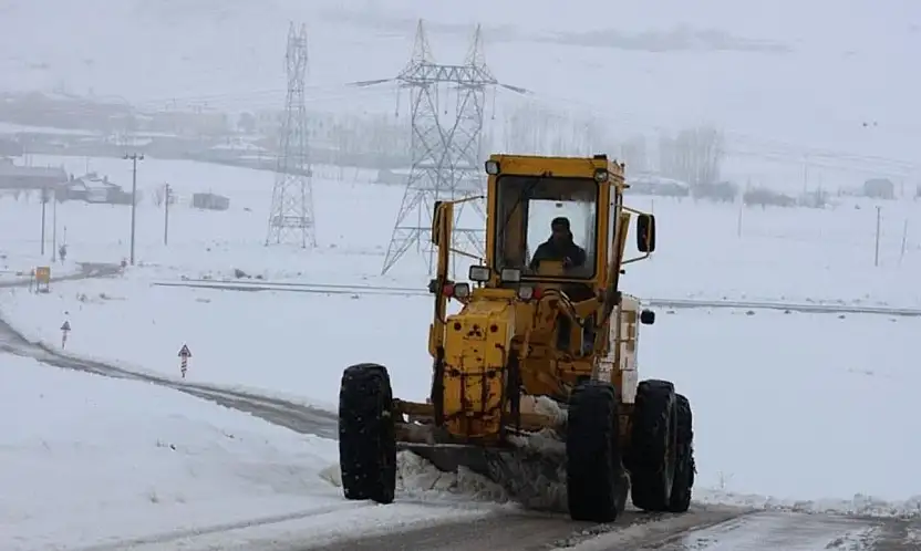 Van'da 76 yerleşim yerinin yolu kapalı