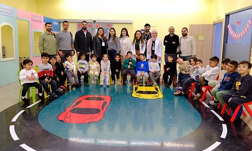 Van'da gazeteciler minik öğrencilerle buluştu